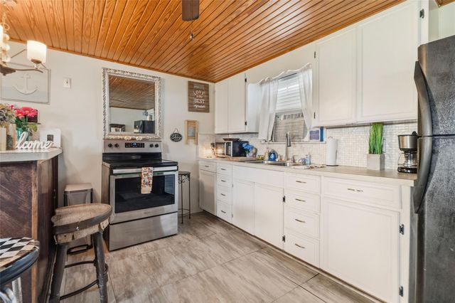 512 Caisson Street, Surfside Beach, TX 77541