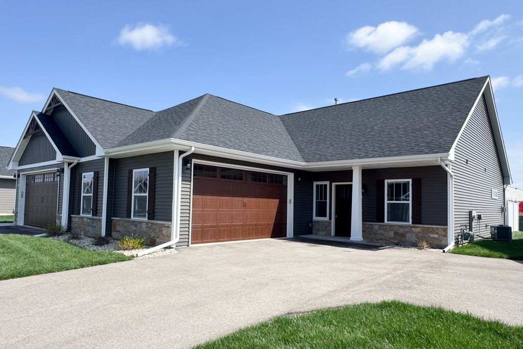 540 Anjali Court R, Sycamore, IL 60178