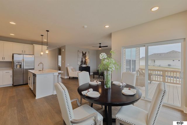 6860 Stony Point Drive, Papillion, NE 68046