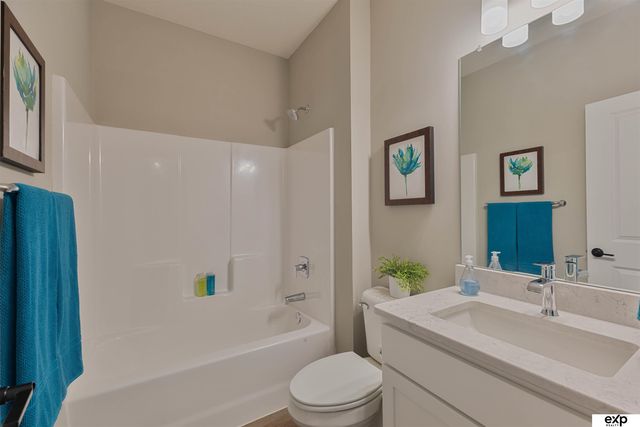 6860 Stony Point Drive, Papillion, NE 68046