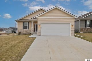 6860 Stony Point Drive, Papillion, NE 68046