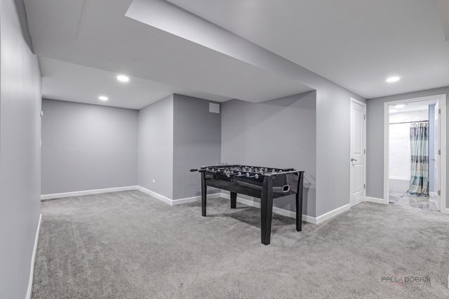 9 Ashford Court, Lincolnshire, IL 60069