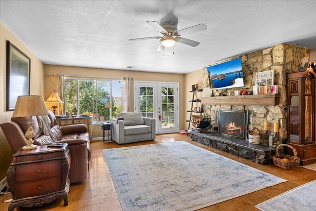 396 Crossway Drive, Gold Hill, OR 97525