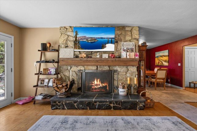 396 Crossway Drive, Gold Hill, OR 97525
