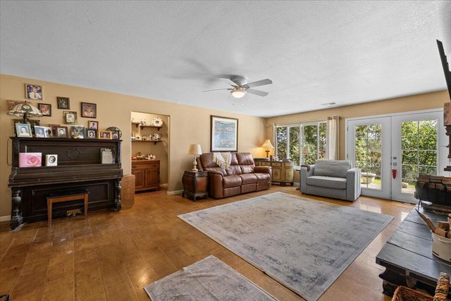 396 Crossway Drive, Gold Hill, OR 97525