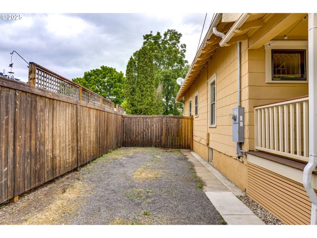 8113 Se MORRISON St, Portland, OR 97215