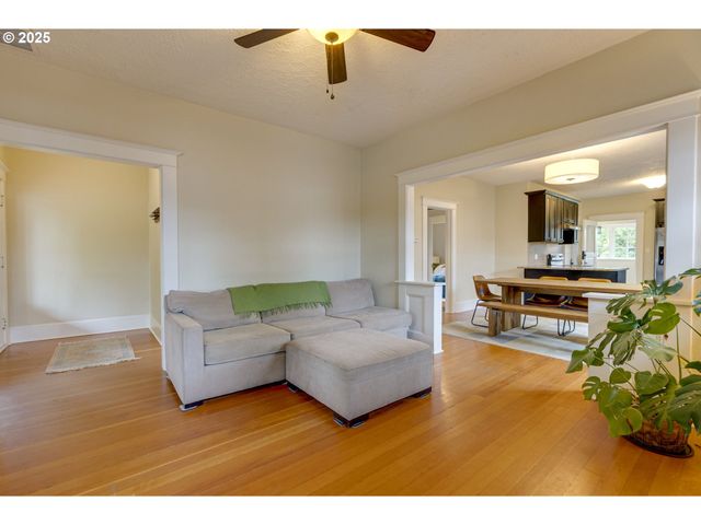 8113 Se MORRISON St, Portland, OR 97215