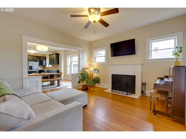 8113 Se MORRISON St, Portland, OR 97215