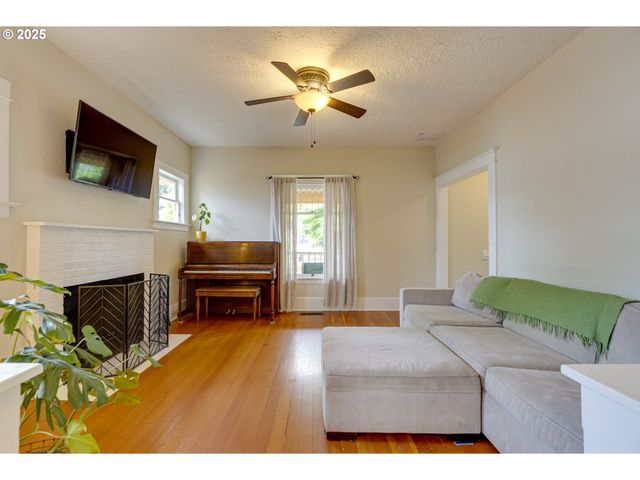 8113 Se MORRISON St, Portland, OR 97215
