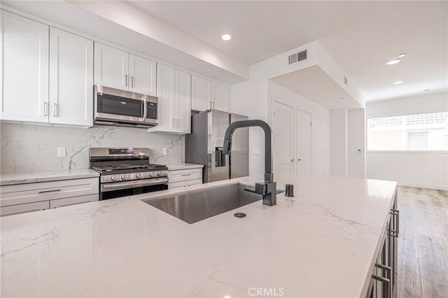 14662 W Sara Lane, Panorama City, CA 91402