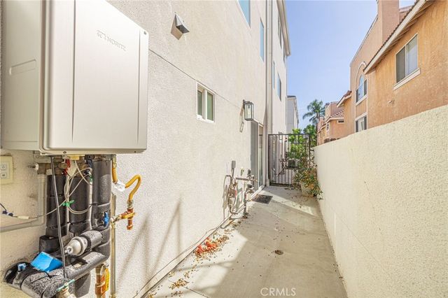 14662 W Sara Lane, Panorama City, CA 91402