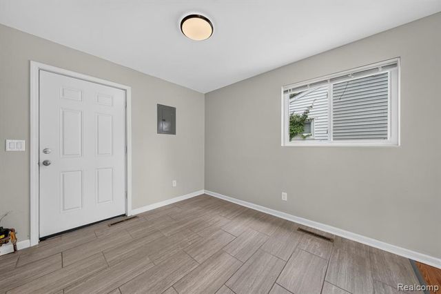21910 Eastwood Street, Oak Park, MI 48237