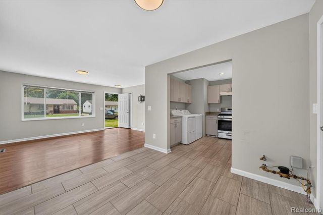 21910 Eastwood Street, Oak Park, MI 48237