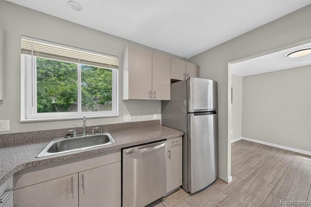 21910 Eastwood Street, Oak Park, MI 48237