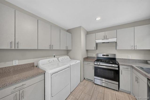 21910 Eastwood Street, Oak Park, MI 48237