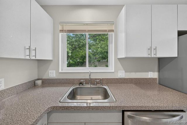 21910 Eastwood Street, Oak Park, MI 48237