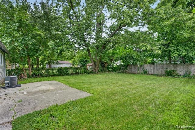 21910 Eastwood Street, Oak Park, MI 48237