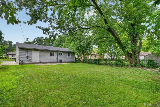 21910 Eastwood Street, Oak Park, MI 48237