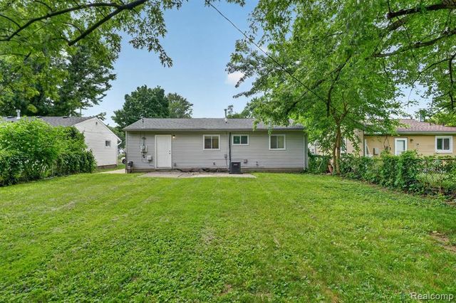 21910 Eastwood Street, Oak Park, MI 48237