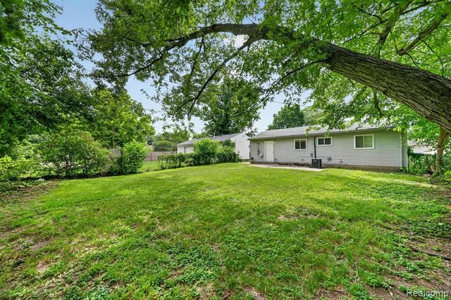 21910 Eastwood Street, Oak Park, MI 48237