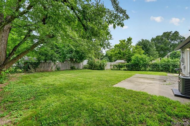 21910 Eastwood Street, Oak Park, MI 48237