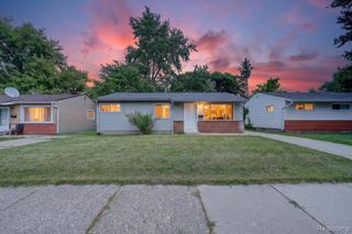 21910 Eastwood Street, Oak Park, MI 48237