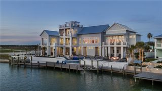305 Estes Dr, Rockport, TX 78382