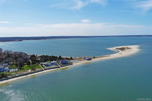 10 Barrett Drive, Hampton Bays, NY 11946