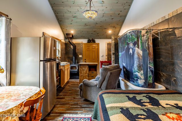 5909 Old Walland Hwy, Walland, TN 37886