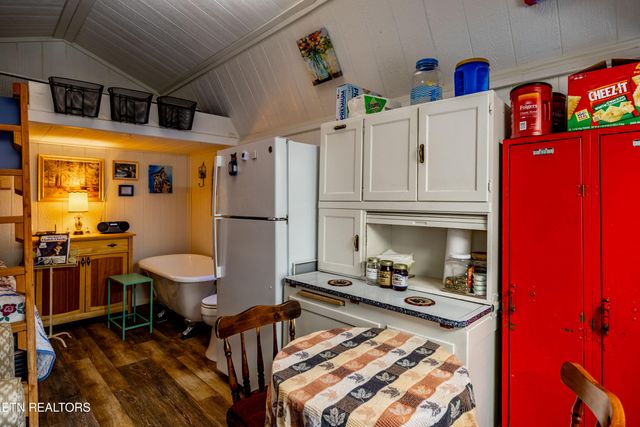 5909 Old Walland Hwy, Walland, TN 37886