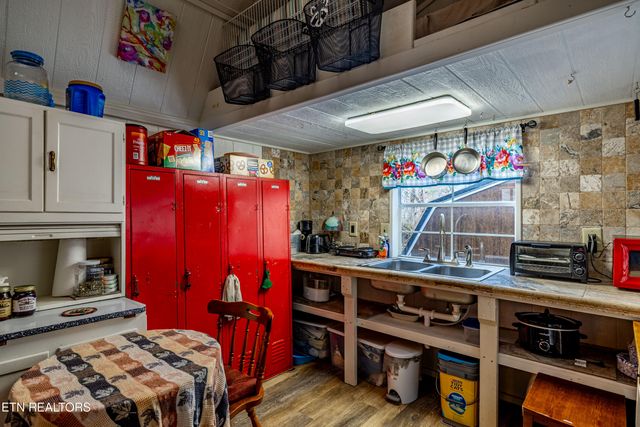 5909 Old Walland Hwy, Walland, TN 37886