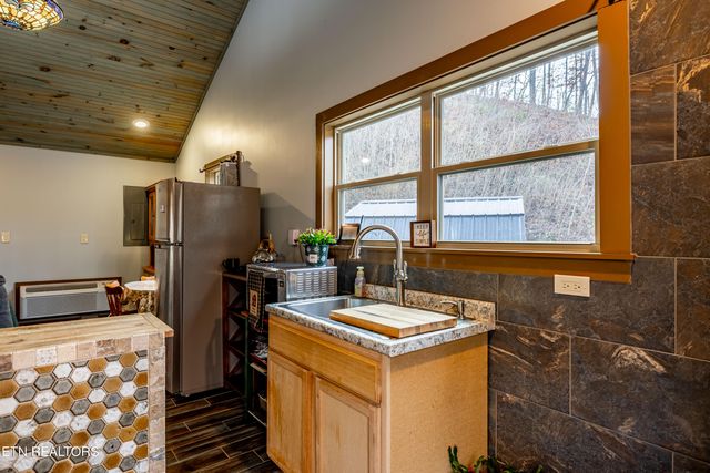 5909 Old Walland Hwy, Walland, TN 37886