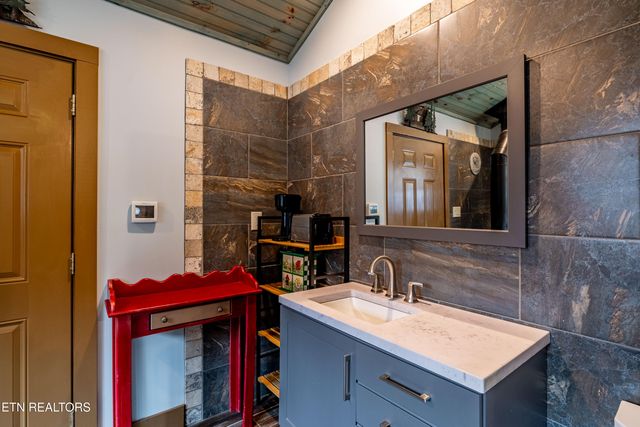 5909 Old Walland Hwy, Walland, TN 37886