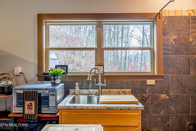 5909 Old Walland Hwy, Walland, TN 37886