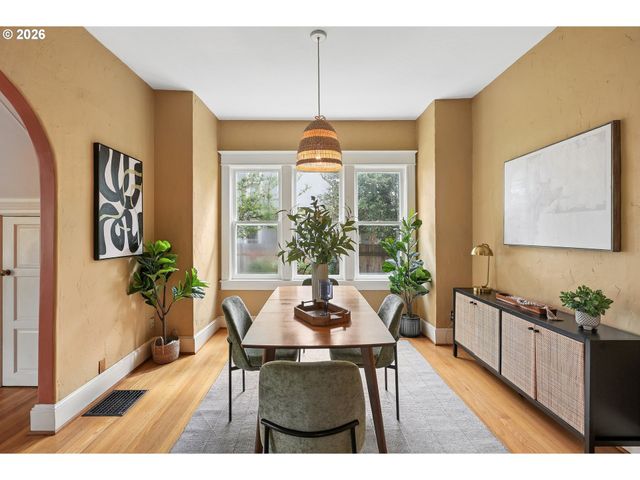 7904 Se TAYLOR St, Portland, OR 97215