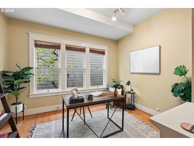 7904 Se TAYLOR St, Portland, OR 97215