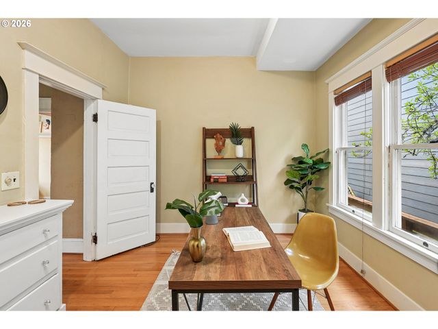 7904 Se TAYLOR St, Portland, OR 97215