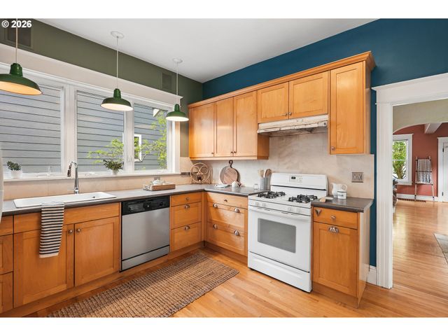 7904 Se TAYLOR St, Portland, OR 97215