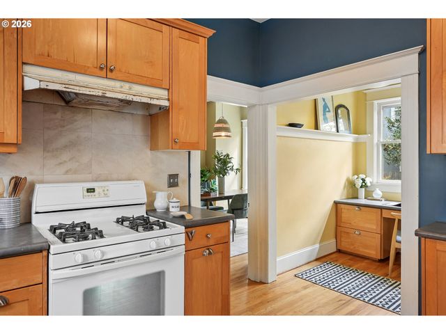 7904 Se TAYLOR St, Portland, OR 97215