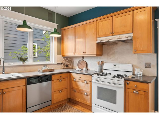 7904 Se TAYLOR St, Portland, OR 97215