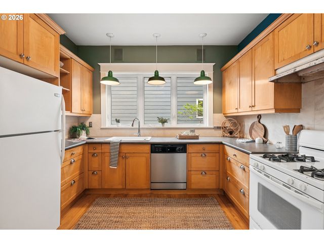 7904 Se TAYLOR St, Portland, OR 97215