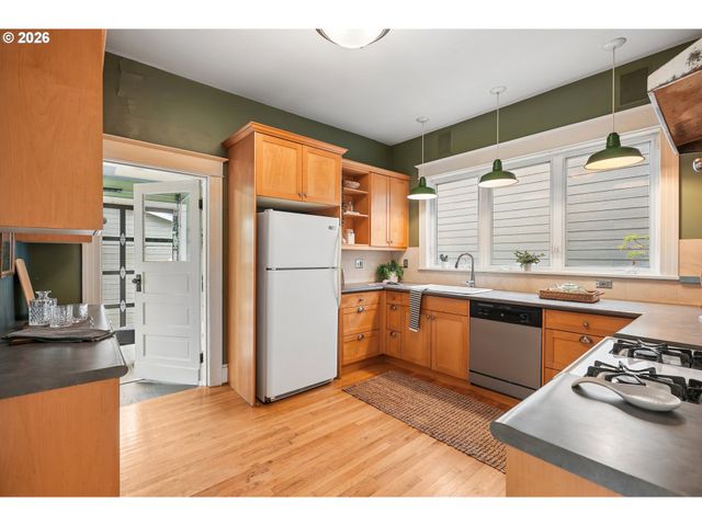 7904 Se TAYLOR St, Portland, OR 97215