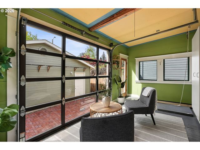 7904 Se TAYLOR St, Portland, OR 97215