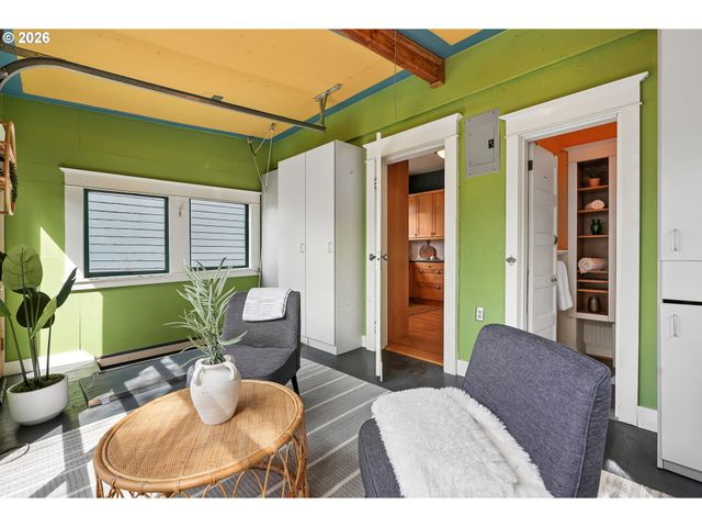 7904 Se TAYLOR St, Portland, OR 97215