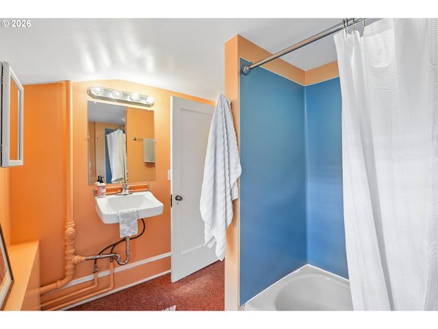 7904 Se TAYLOR St, Portland, OR 97215