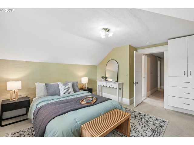 7904 Se TAYLOR St, Portland, OR 97215