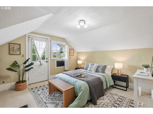 7904 Se TAYLOR St, Portland, OR 97215