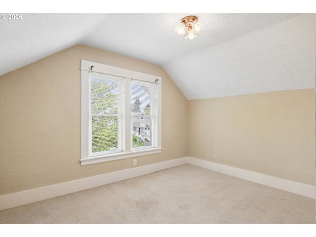 7904 Se TAYLOR St, Portland, OR 97215