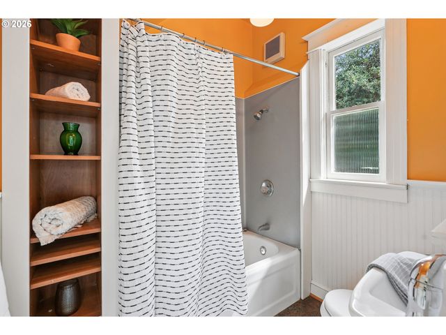 7904 Se TAYLOR St, Portland, OR 97215