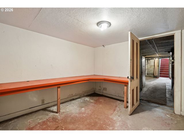 7904 Se TAYLOR St, Portland, OR 97215